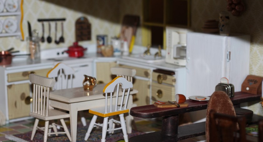 Tiny kitchen, flipped. Photo by Holly Tierney-Bedord. Flip This (Mini) House. All rights reserved.